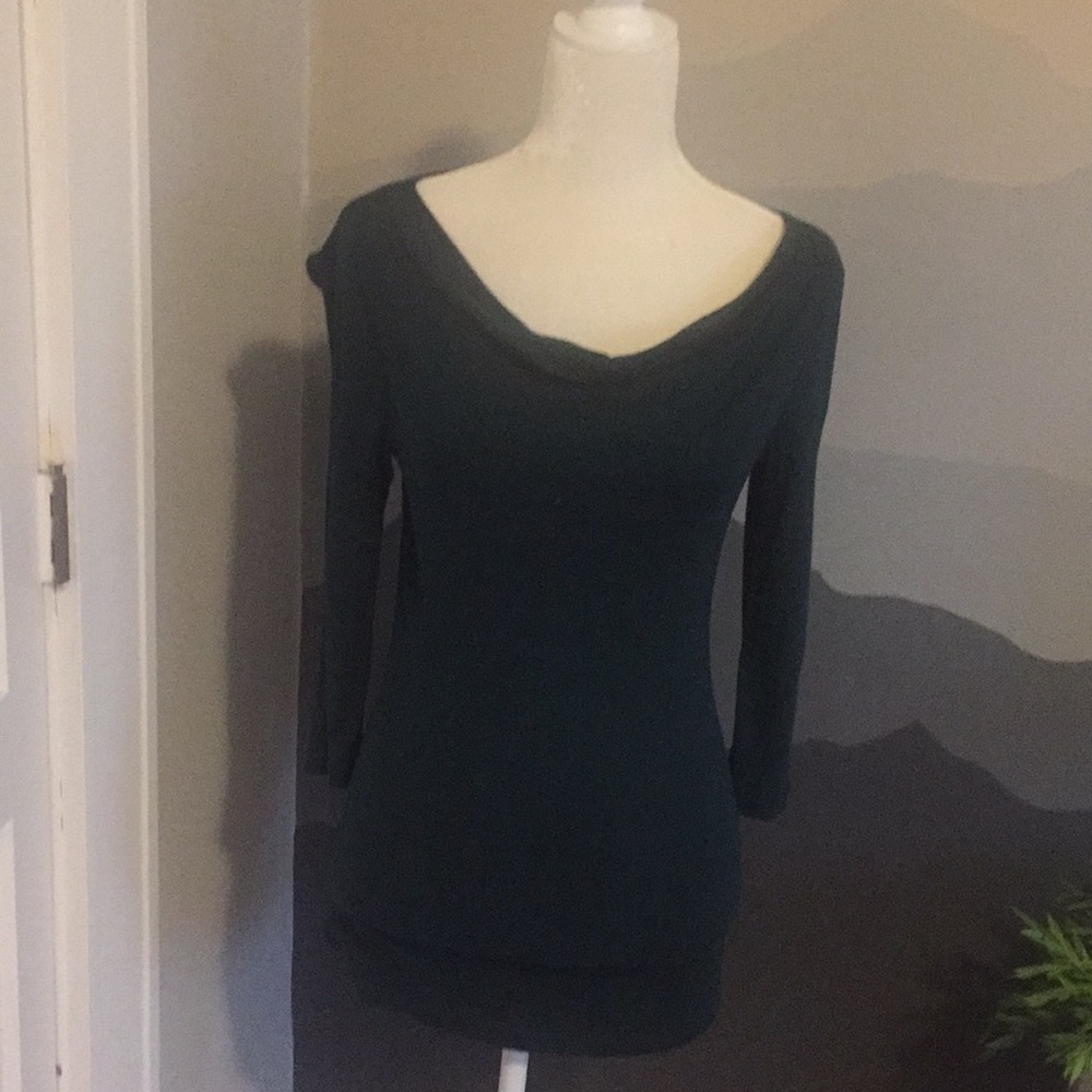 Three dots teal top